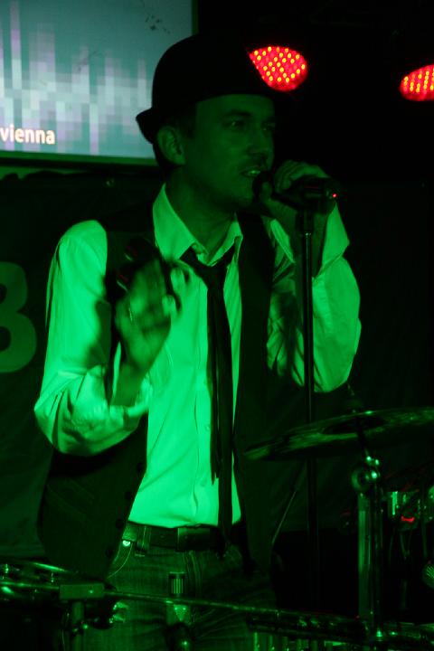 2008-11-28 M3_live at replugged 061.jpg